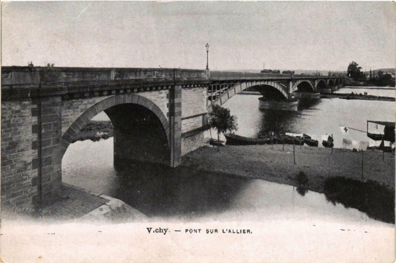 Carte postale ancienne Vichy Pont sur l'Allier à Vichy