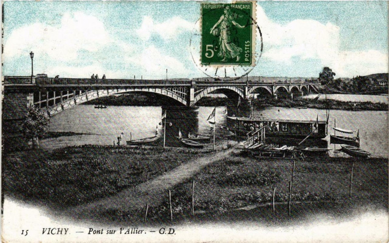 Carte postale ancienne Vichy Pont sur l'Allier à Vichy
