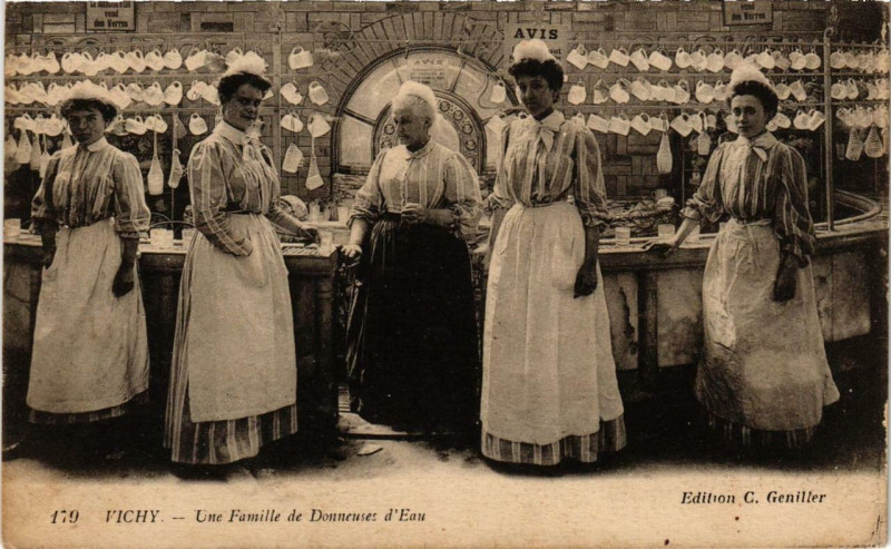 Carte postale ancienne Vichy Une Familie de Donneuses d'Eau à Vichy
