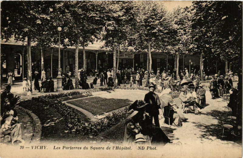 Carte postale ancienne Vichy Les Parterres du Square de l'Hopital à Vichy