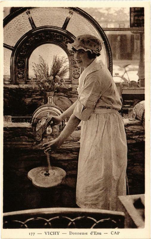 Carte postale ancienne Vichy Donneuse d'Eau à Vichy