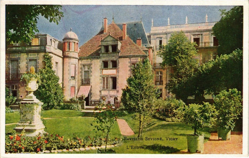 Carte postale ancienne Vichy Pavillon Sevigné L'Entrée et des Jardins à Vichy