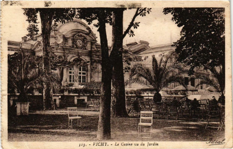 Carte postale ancienne Vichy Le Casino vu du Jardin à Vichy