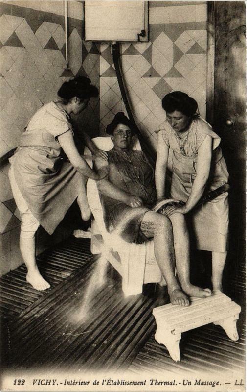 Carte postale ancienne Vichy Intérieur de l'Etabl. Thermal Un Massage à Vichy