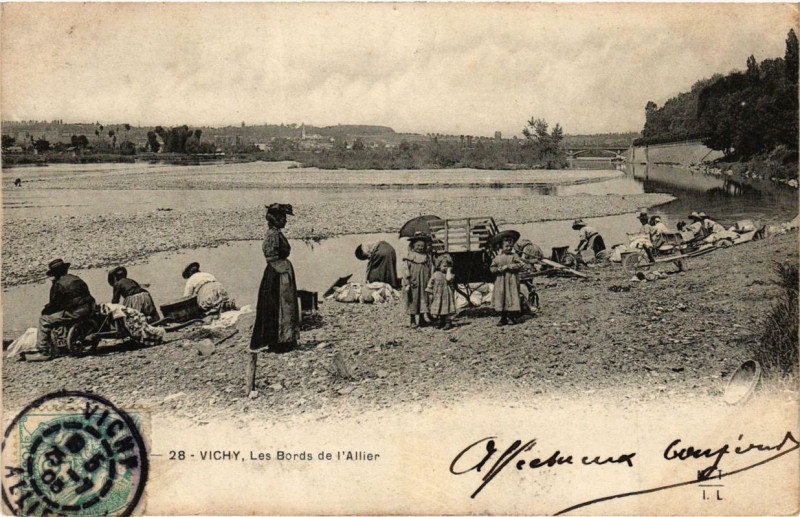 Carte postale ancienne Vichy Les Bords de l'Allier à Vichy