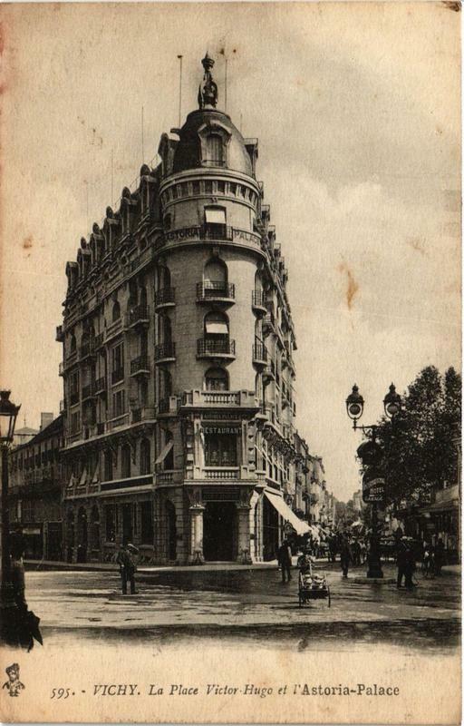 Carte postale ancienne Vichy La Place Victor-Hugo et l'Astoria-Palace à Vichy