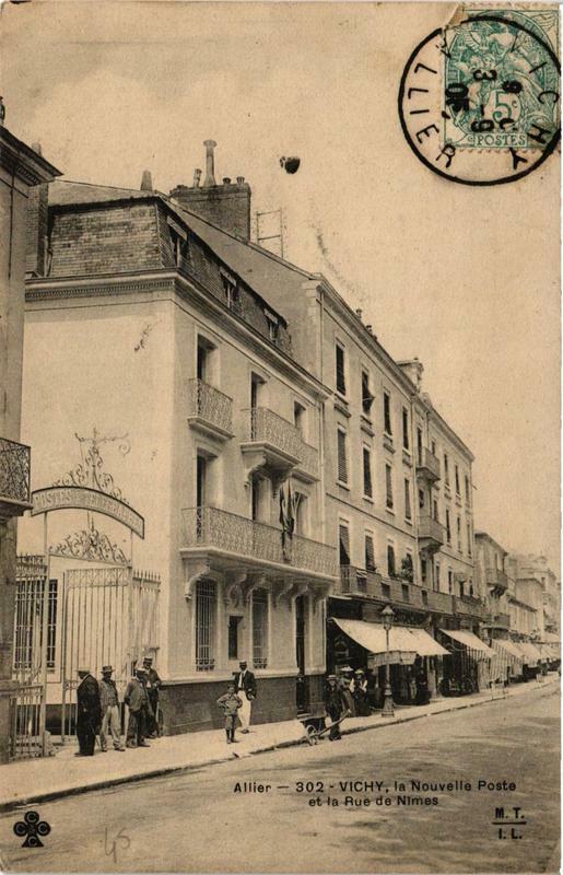 Carte postale ancienne Vichy Le Nouvelle Poste et la Rue de Nimes à Vichy