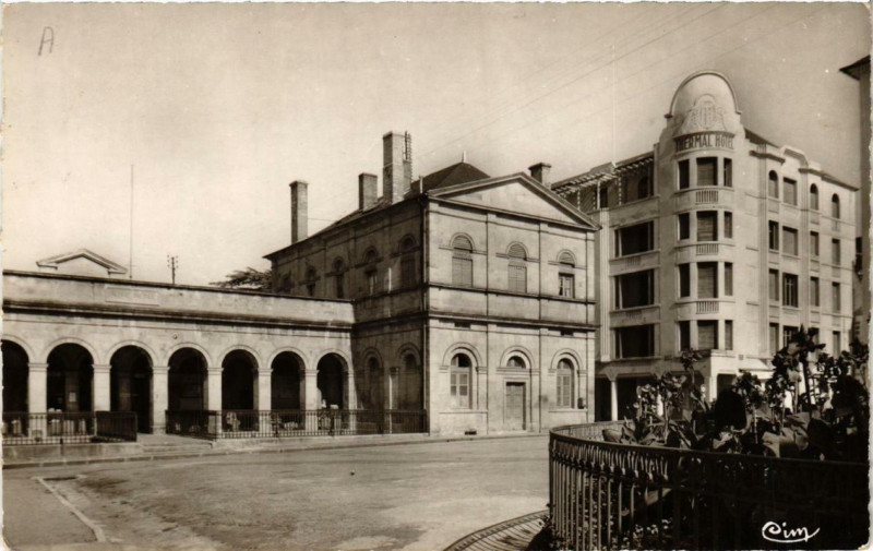 Carte postale ancienne Neris-les-Bains Station Thermale L'Entrée des Grands Thermes à Néris-les-Bains