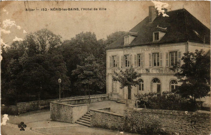 Carte postale ancienne Neris-les-Bains L'Hotel de Ville à Néris-les-Bains