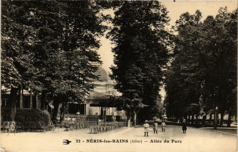 Carte postale ancienne Neris-les-Bains Allée du Parc à Néris-les-Bains
