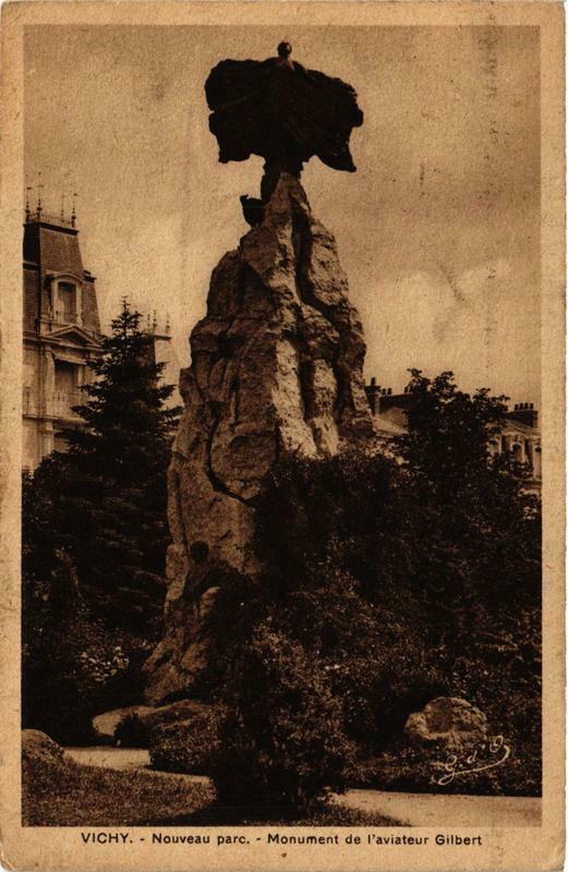 Carte postale ancienne Vichy Nouveau parc Monument de l'aviateur Gilbert à Vichy