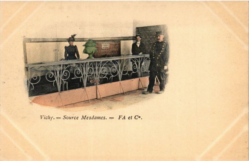 Carte postale ancienne Vichy Source Mesdames à Vichy