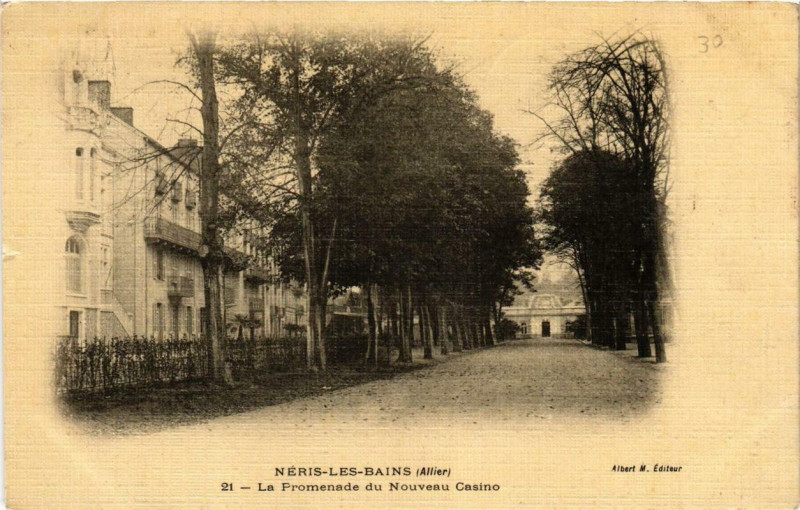 Carte postale ancienne Neris-les-Bains La Promenade du Nouveau Casino à Néris-les-Bains