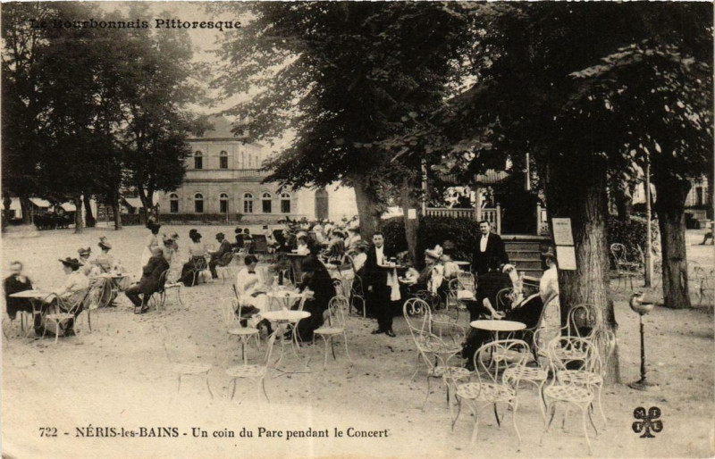 Carte postale ancienne Neris-les-Bains Un coin du Parc pendant le Concert à Néris-les-Bains