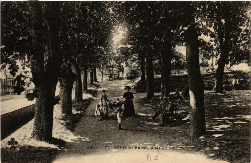 Carte postale ancienne Neris-les-Bains Allée du Parc à Néris-les-Bains
