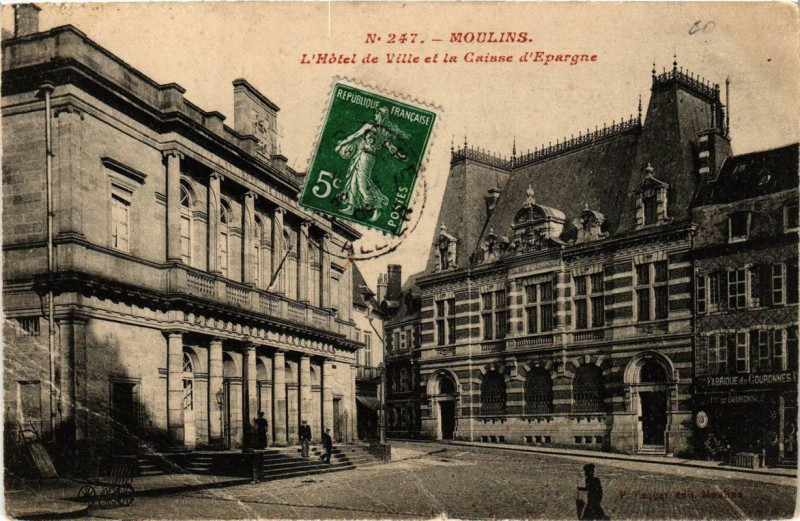 Carte postale ancienne Moulins L'Hotel de Ville et la Caisse d'Epargne à Moulins