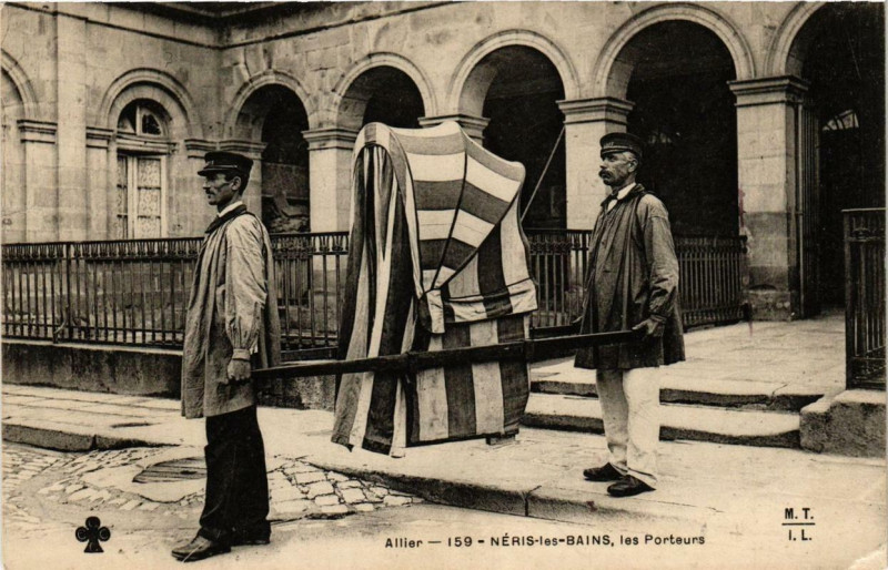 Carte postale ancienne Neris-les-Bains Les Porteurs à Néris-les-Bains