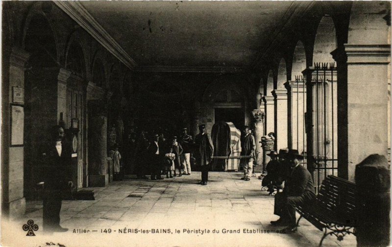 Carte postale ancienne Neris-les-Bains Le Peristyl du Grand Etabl. à Néris-les-Bains