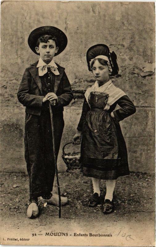 Carte postale ancienne Moulins Enfants Bourbonnais à Moulins