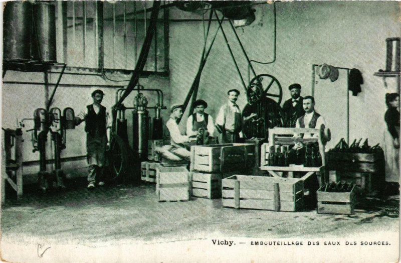 Carte postale ancienne Vichy Embouteillage des eaux des sources à Vichy