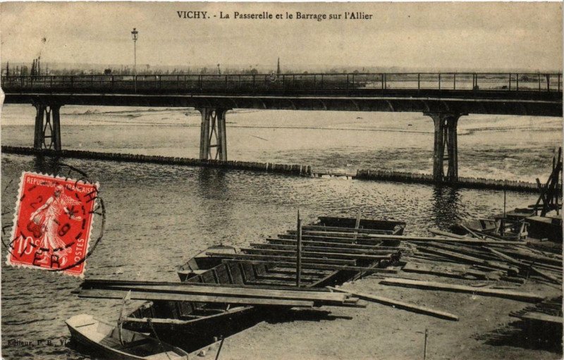 Carte postale ancienne Vichy La Passerelle et le Barrage sur l'Allier à Vichy