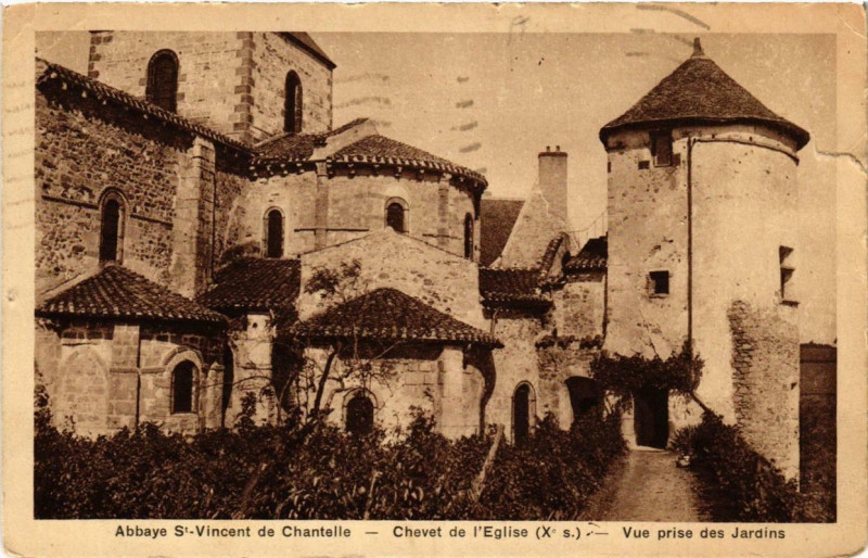 Carte postale ancienne Abbaye Saint-Vincent-de-Chantelle Chevet de l'Eglise à Chantelle