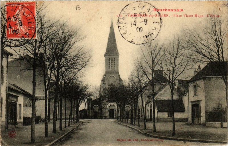 Carte postale ancienne Varennes-sur-Allier Place Victor-Hugo L'Eglise à Varennes-sur-Allier