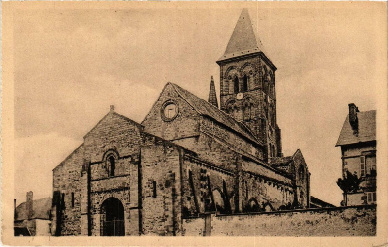 Carte postale ancienne Saint-Menoux Eglise ensemble Sud-Ouest à Saint-Menoux