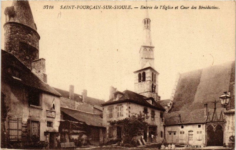 Carte postale ancienne Saint-Pourcain-sur-Sioule Entrée de l'Eglise et Cour à Saint-Pourçain-sur-Sioule
