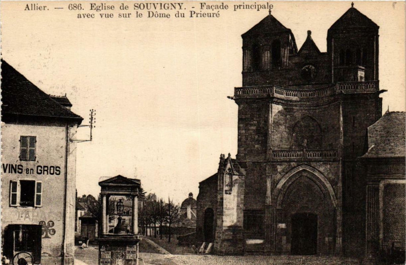 Carte postale ancienne Eglise de Souvigny Facade principale avec vue sur le Dome à Souvigny