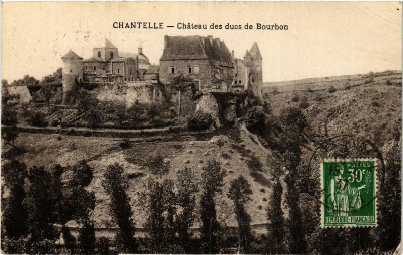 Carte postale ancienne Chantelle Chateau des ducs de Bourbon à Chantelle