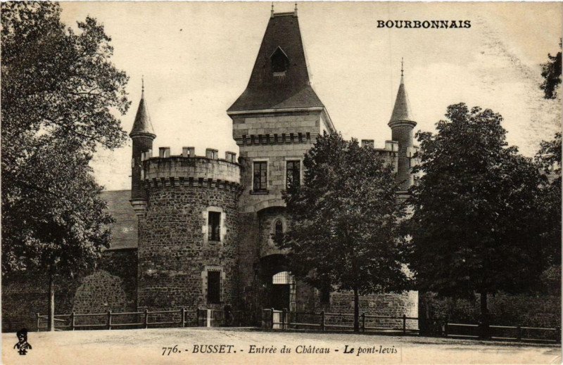 Carte postale ancienne Busset Entrée du Chateau Le Pont-levis à Busset
