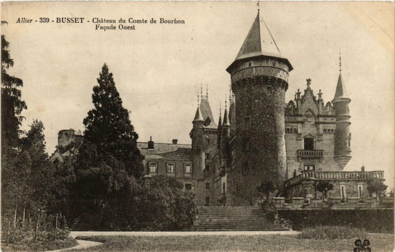 Carte postale ancienne Busset Chateau du Comte de Bourbon à Busset