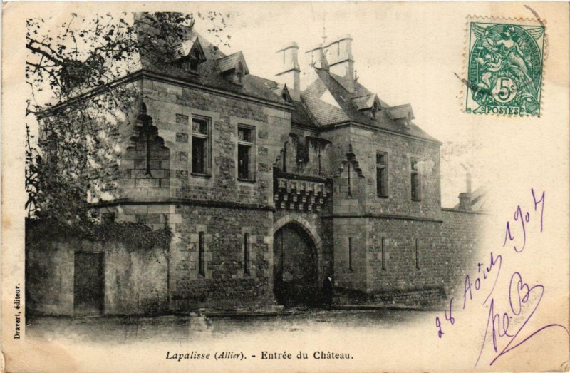 Carte postale ancienne Lapalisse Entrée du Chateau à Lapalisse