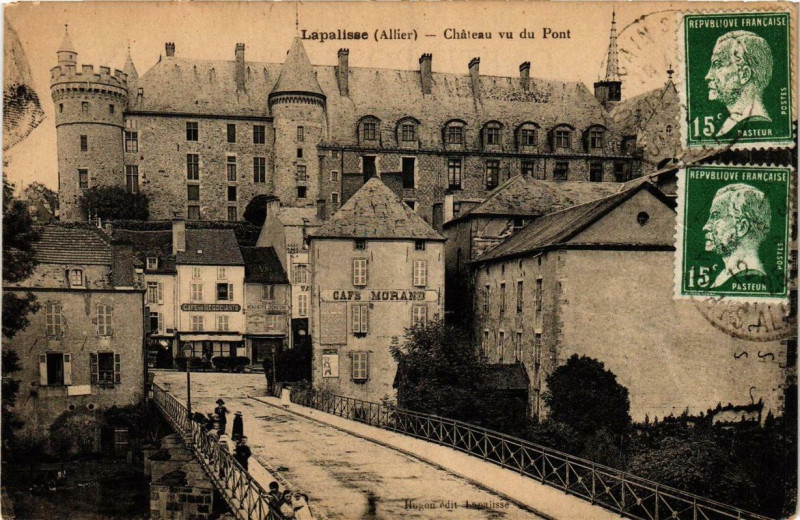 Carte postale ancienne Lapalisse Chateau vu du Pont à Lapalisse
