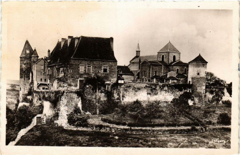 Carte postale ancienne Chantelle-le-Chateau Chateau du Duc de Bourbon à Chantelle