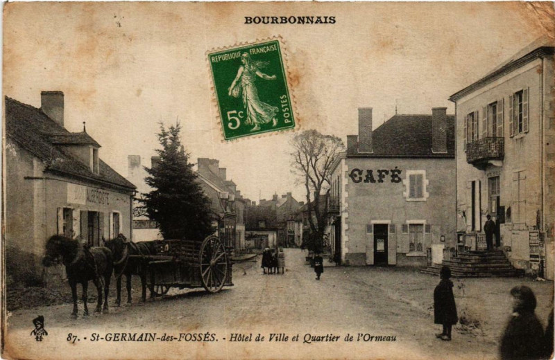 Carte postale ancienne Saint-Germain-des-Fosses Hotel de Ville et Quartier de l'Ormeau à Saint-Germain-des-Fossés