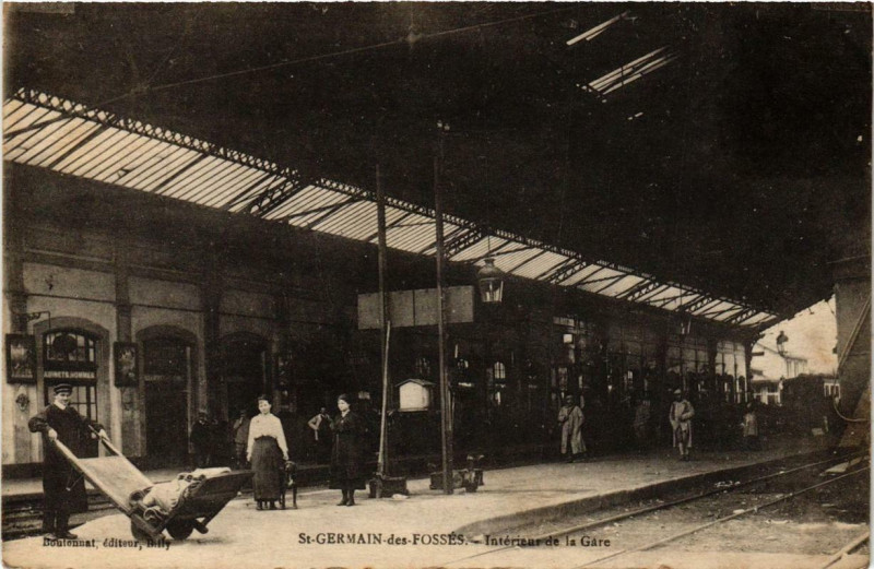 Carte postale ancienne Saint-Germain-des-Fosses Intérieur de la Gare à Saint-Germain-des-Fossés