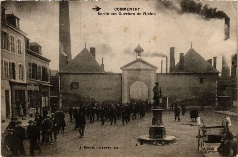 Carte postale ancienne Commentry Sortie des Ouvriers de l'Usine à Commentry