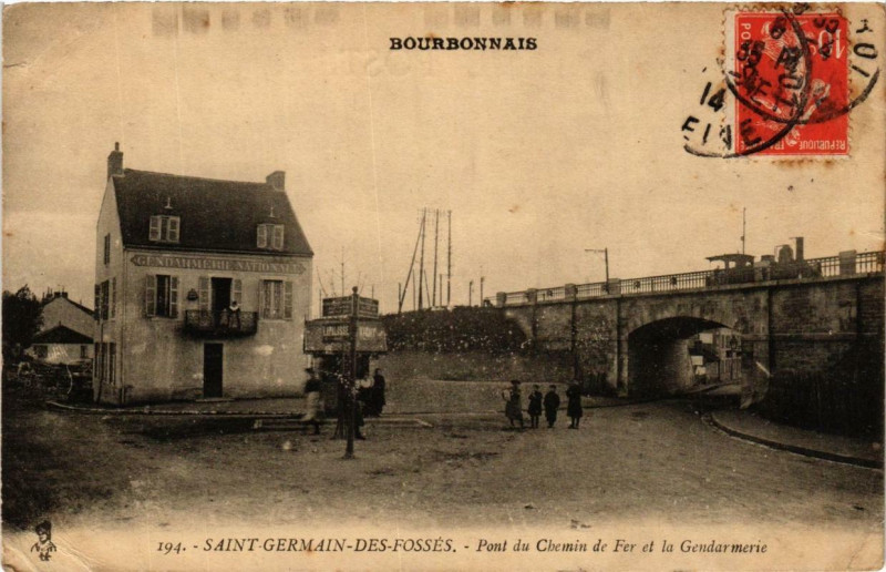 Carte postale ancienne Saint-Germain-des-Fosses Pont du Chemin de fer et la Gendarmerie à Saint-Germain-des-Fossés