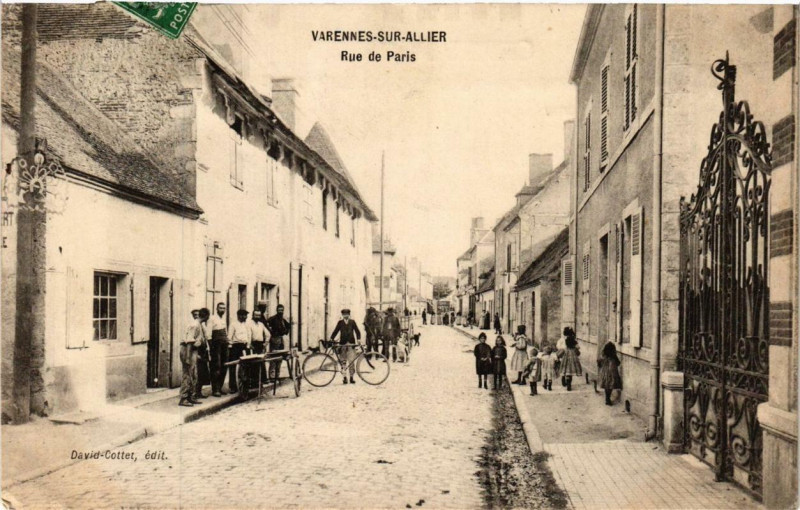 Carte postale ancienne Varennes-sur-Allier Rue de Paris à Varennes-sur-Allier