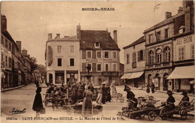 Carte postale ancienne Saint-Pourcain-sur-Sioule Le Marché de l'Hotel de Ville à Saint-Pourçain-sur-Sioule