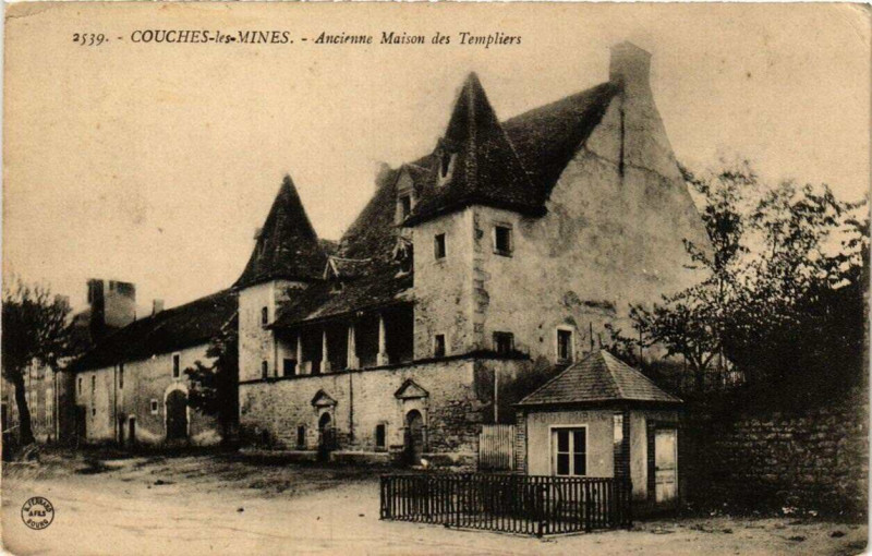 Carte postale ancienne Couches-les-Mines Ancienne Maison des Templiers à Couches
