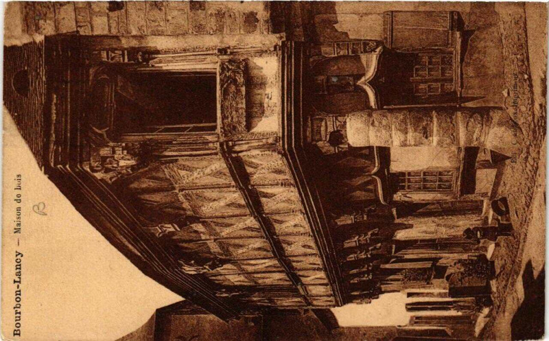 Carte postale ancienne Bourbon-Lancy Maison de bois à Bourbon-Lancy