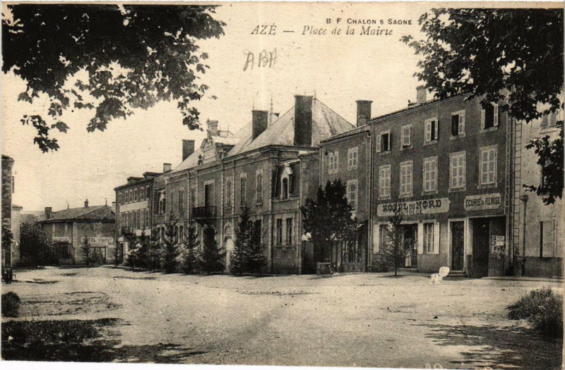 Carte postale ancienne Aze Place de la Mairie à Azé
