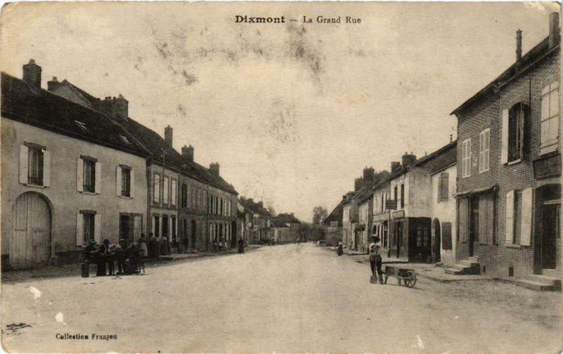 Carte postale ancienne Dixmont La Grand Rue à Mont