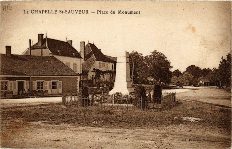 Carte postale ancienne Place du Monument à La Chapelle-Saint-Sauveur
