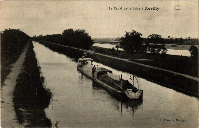 Carte postale ancienne Le Canal de la Loire a Avrilly