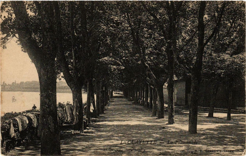 Carte postale ancienne La Clayette La Promenade à La Clayette