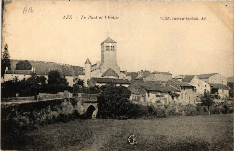 Carte postale ancienne Aze Le Pont et l'Eglise à Azé